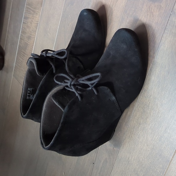 Clark's 6W Black Suede Wedge Booties - Picture 1 of 13